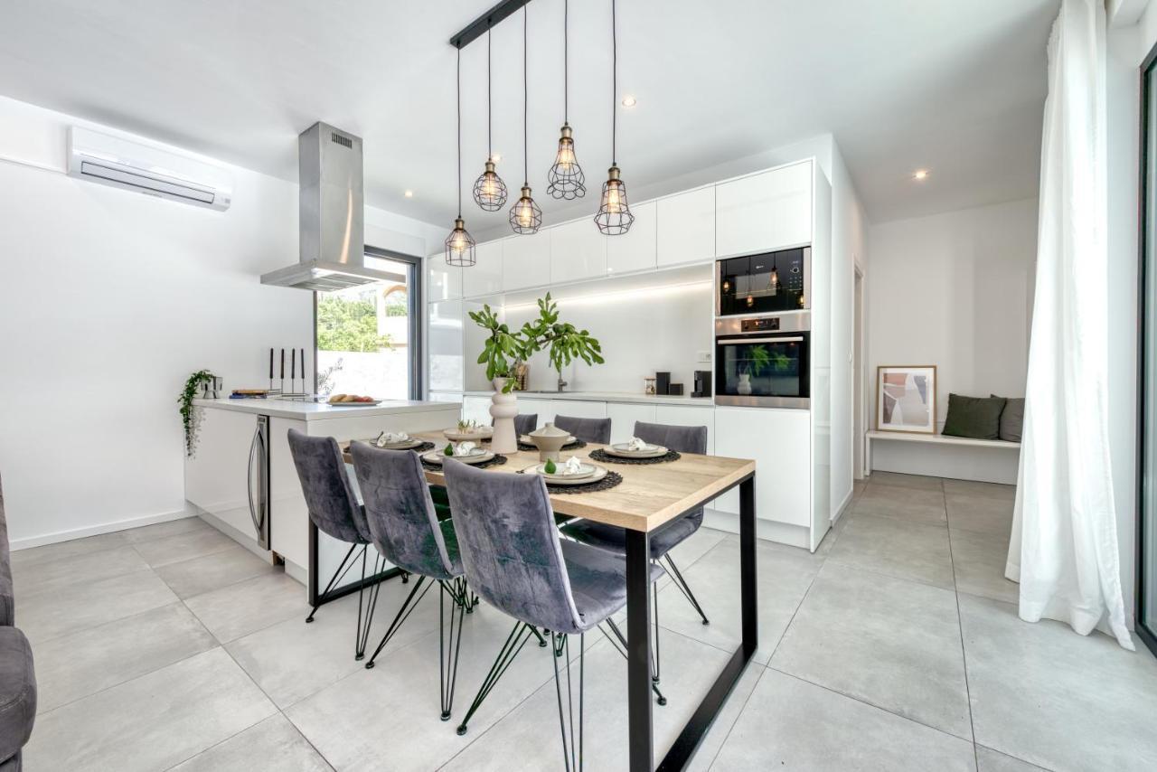 Villa Oasis - Your Luxury Home Away From Home Celopeci Extérieur photo