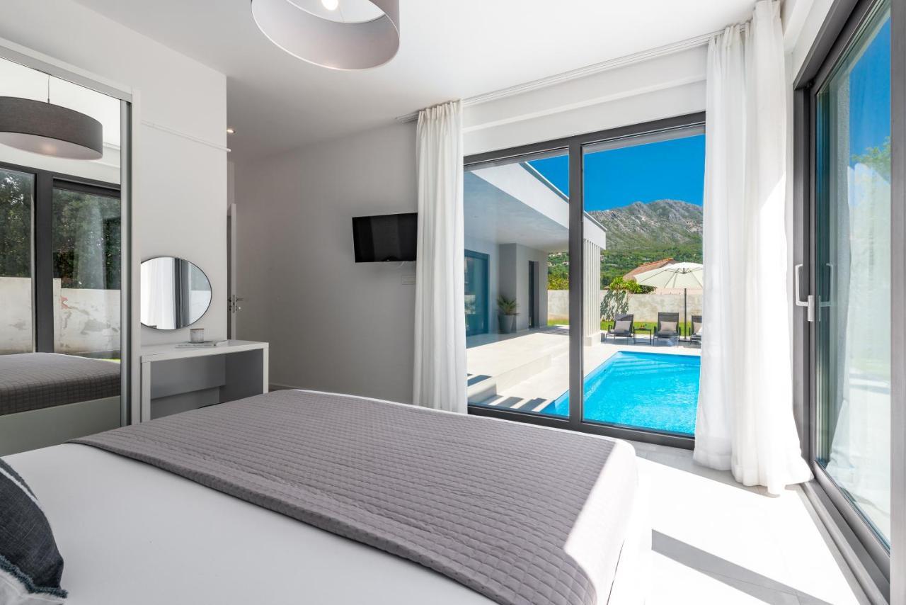 Villa Oasis - Your Luxury Home Away From Home Celopeci Extérieur photo